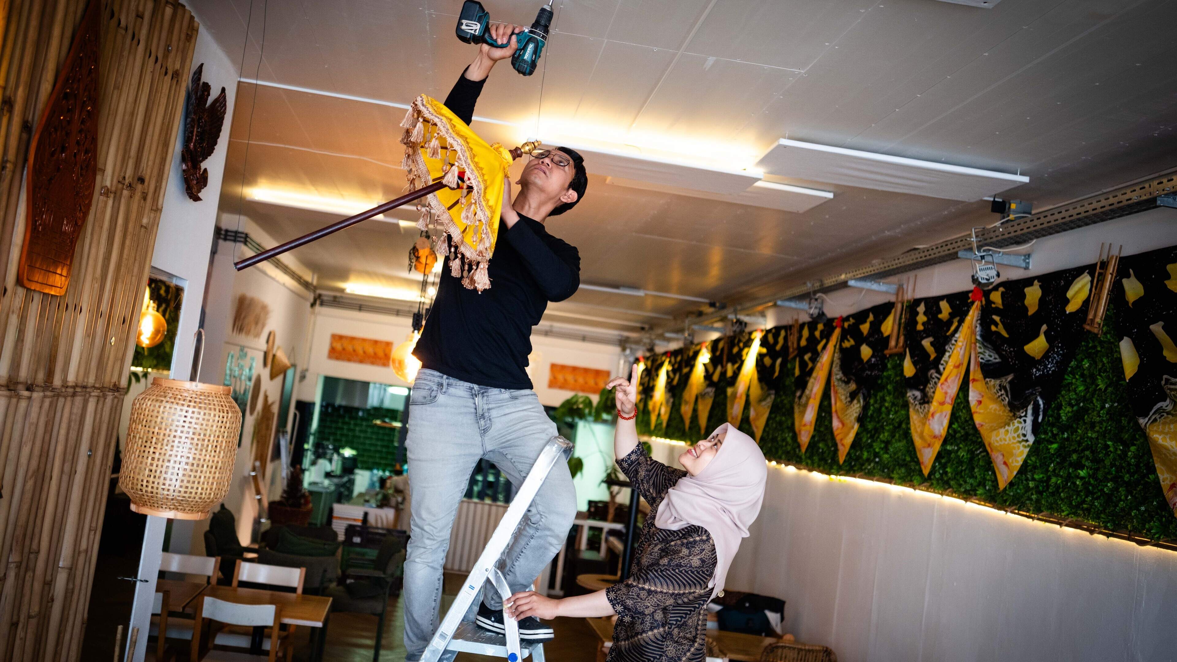 Ferry (35) en Novika (36) openen nieuw Indonesisch restaurant in Groningen. ’Een rijsttafel is een f