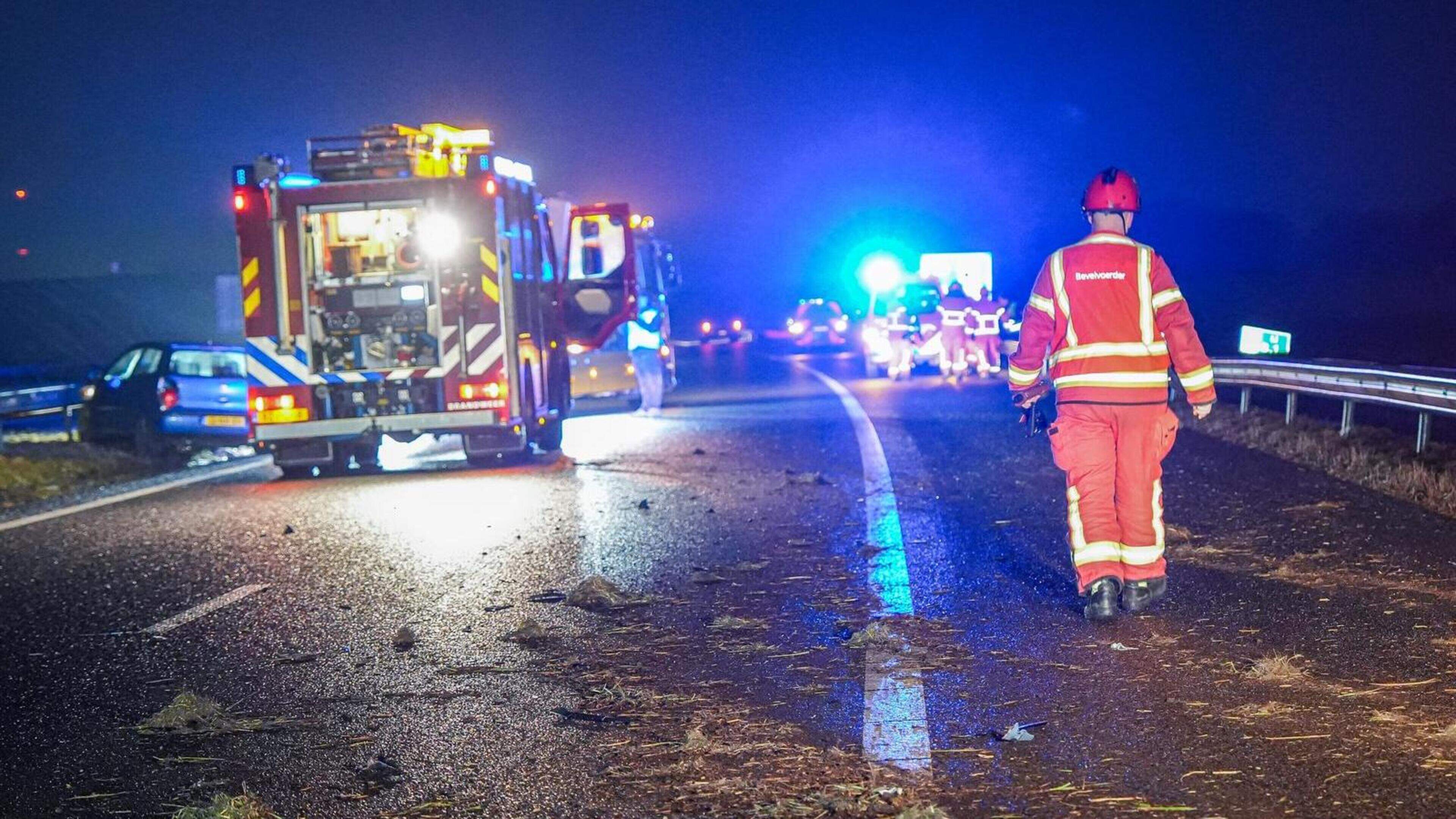 A7 tussen Groningen en Zuidbroek afgesloten vanwege gladheid: ‘Tientallen auto’s gebotst, het is cha