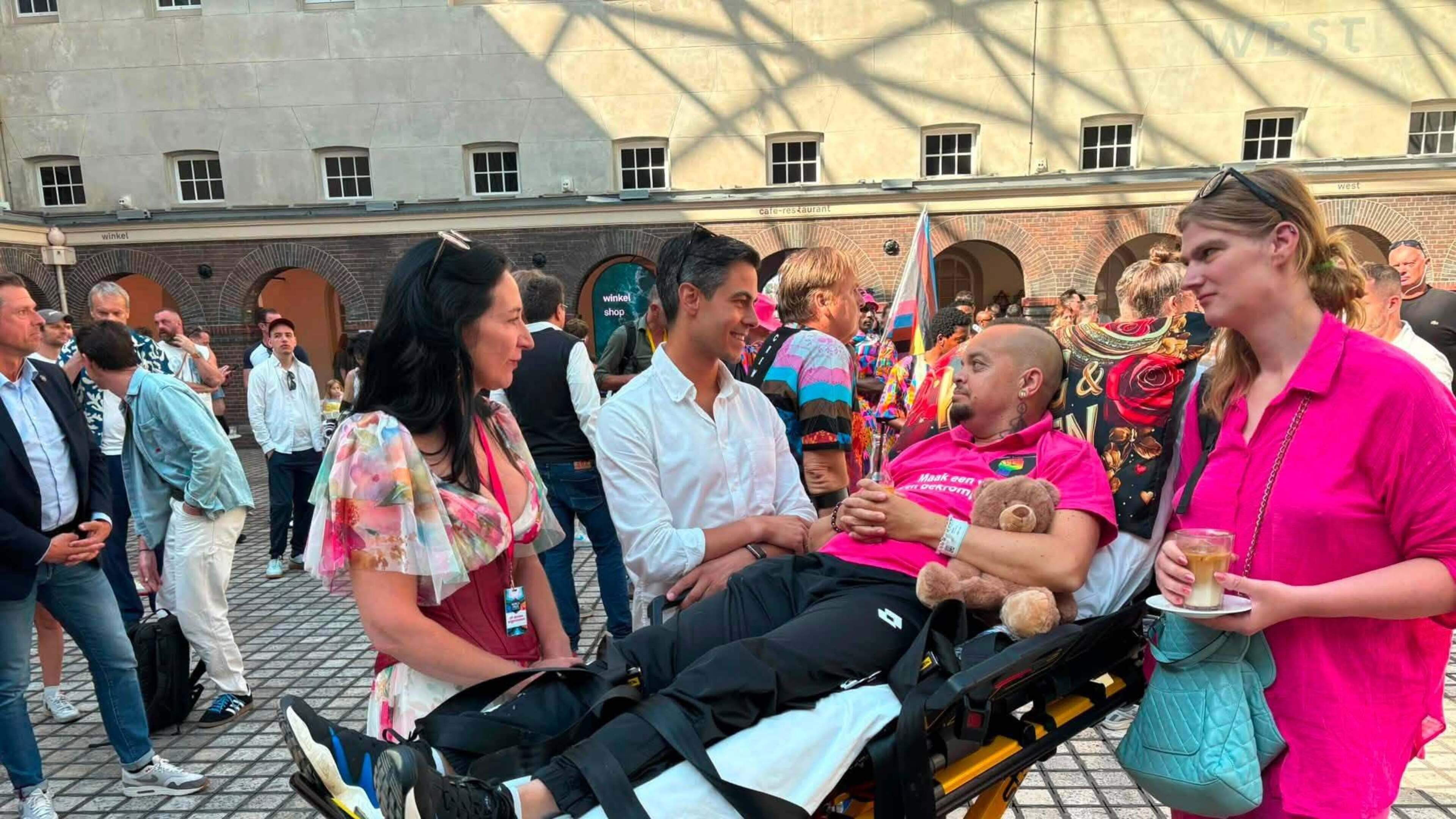 Leeroy (44) zijn laatste wens was om de Pride te bezoeken. Dat lukte met de Wensambulance