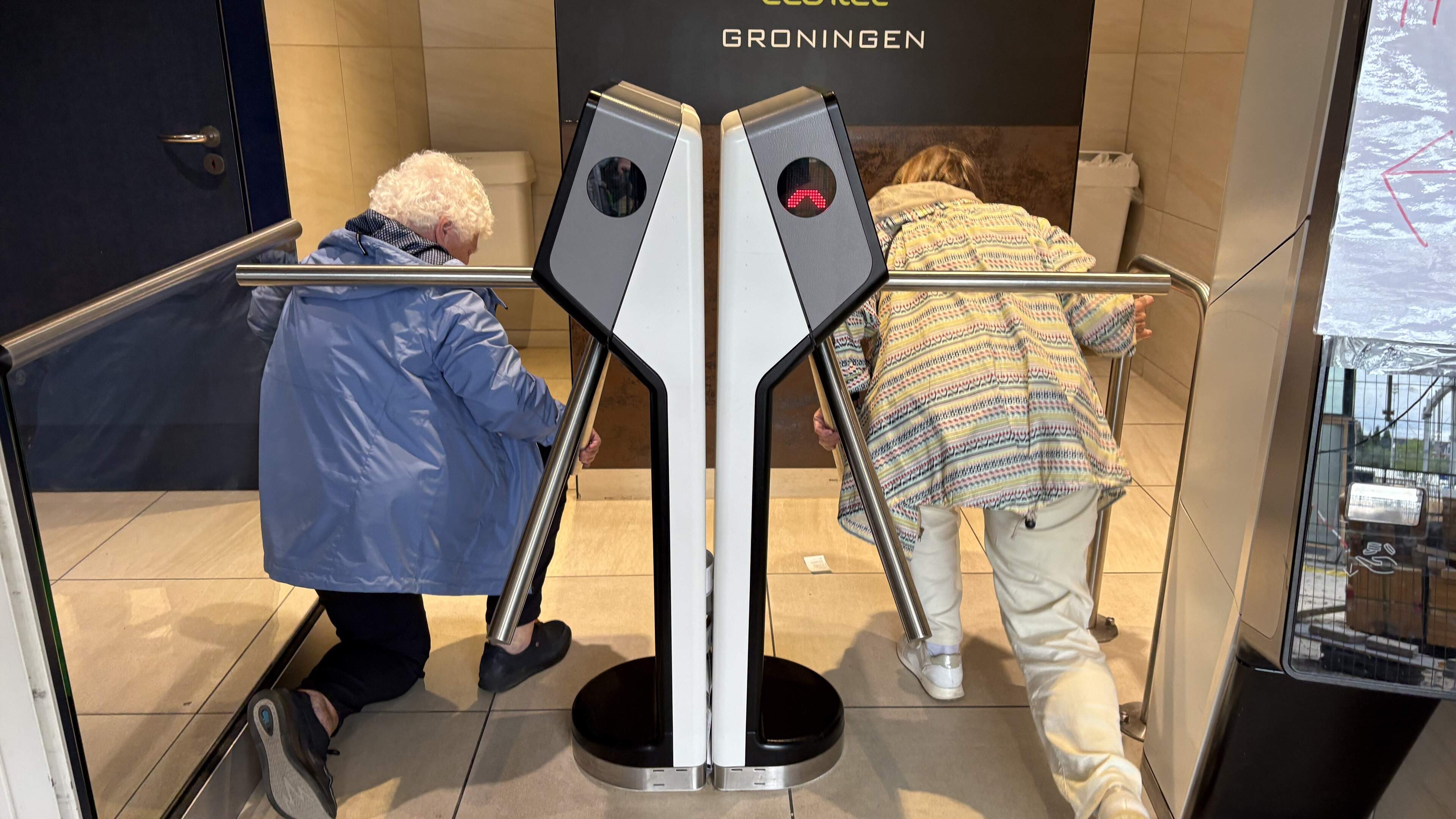 Toilet op vernieuwd Hoofdstation in Groningen frustreert Adri (84) en Rita (81). ’Het is waardeloos’